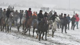 Kars’ta davul zurnalı “dörtnala at yarışı” düzenlendi