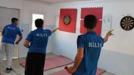 Konteynerden yapılan salonda geleceğin dart şampiyonları yetişiyor