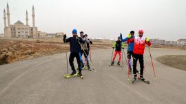 Muş’ta kar yağmayınca kayak takımı sporcuları asfaltta çalışıyor