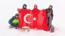 Vanlı dağcılar Sarıkamış şehitleri için Kevenli Dağı’na tırmandı
