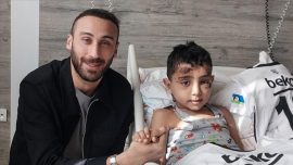 Cenk Tosun depremzede Cavit ile buluştu