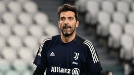 Gianluigi Buffon’dan depremzedelere imzalı eldiven desteği
