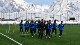 Hakkarigücü Kadın Futbol Takımı’ndan depremzedelere destek