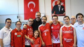Bakan Kasapoğlu down sendromlu milli sporcularla basketbol oynadı