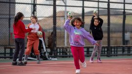 Depremzede çocuklara hentbol dersi veriliyor