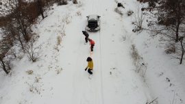 Munzur’da araçlarına bağladıkları halatla snowboard yaptılar