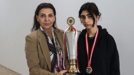 Satrançta kupa ve madalyaları enkaz altında kalan şampiyona destek