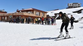 Hakkari’de 5 bin 700 öğrenciye kayak eğitimi verildi
