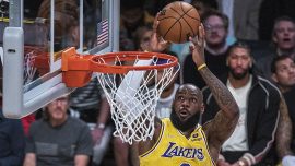 Lakers, LeBron’un uzatmada attığı basketiyle kazandı