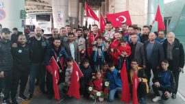 Serbest Güreş Milli Takımı Ankara’da çiçeklerle karşılandı