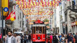 Şampiyon Galatasaray’ın bayrakları İstiklal Caddesi’ne asıldı