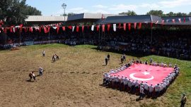 Kırkpınar’da dev Türk bayrağı açıldı