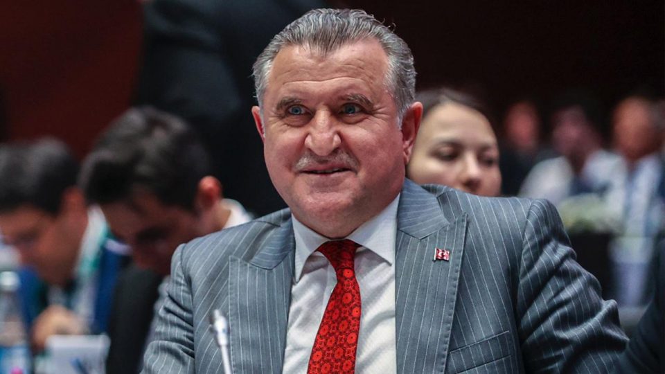 Bakan Bak milli kürekçi Cevdet Ege Mutlu’yu tebrik etti