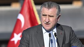 Bakan Bak Hasan Arat’ı tebrik etti