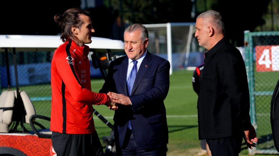 Bakan Bak’tan A Milli Futbol Takımı’na ziyaret
